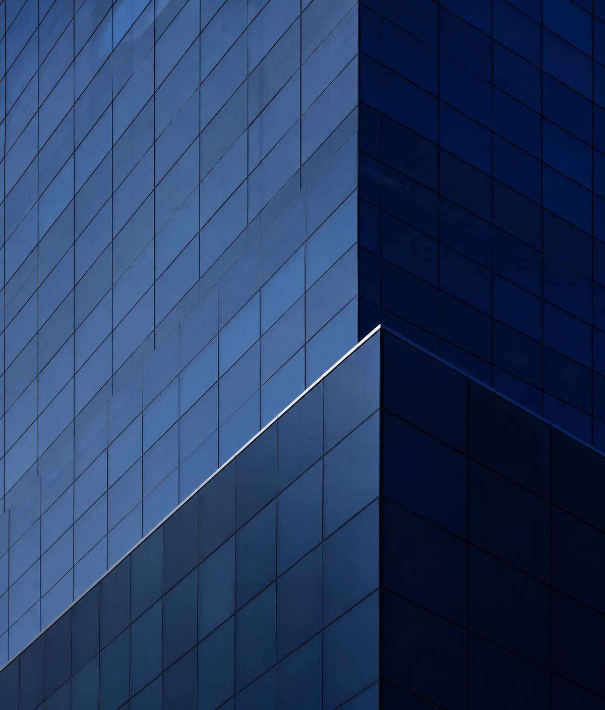 Fachada de edifício corporativo moderno em tons de azul institucional